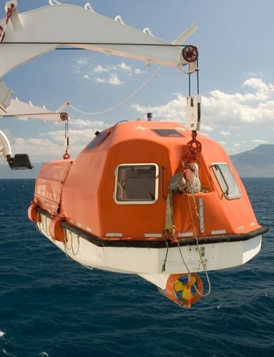 Ναυτιλιακός εξοπλισμός από την Aeolos Safety. The image shows a lifeboat.